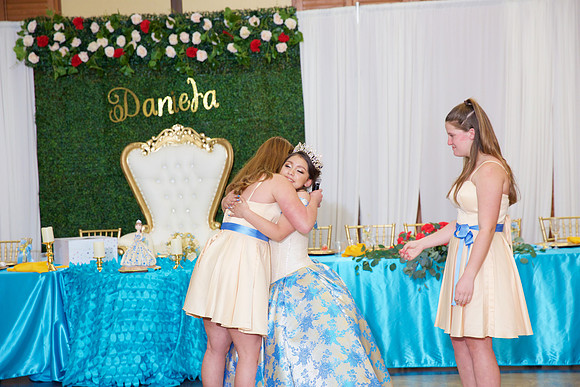 Daniela 737